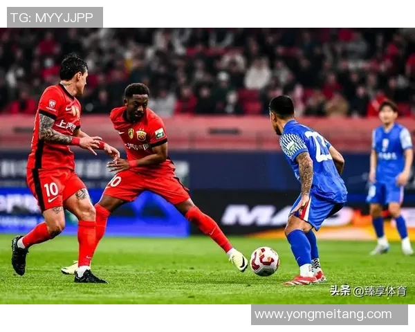 广东恒大与上海申花激战正酣谁将赢得这场中超巅峰对决